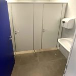 WC-Trennwände mit hellen Türen und Aluminiumprofilen