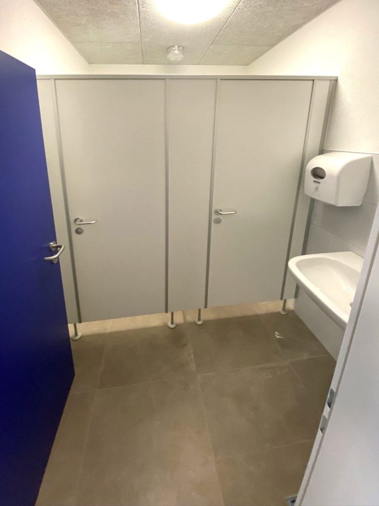 WC-Trennwände mit hellen Türen und Aluminiumprofilen