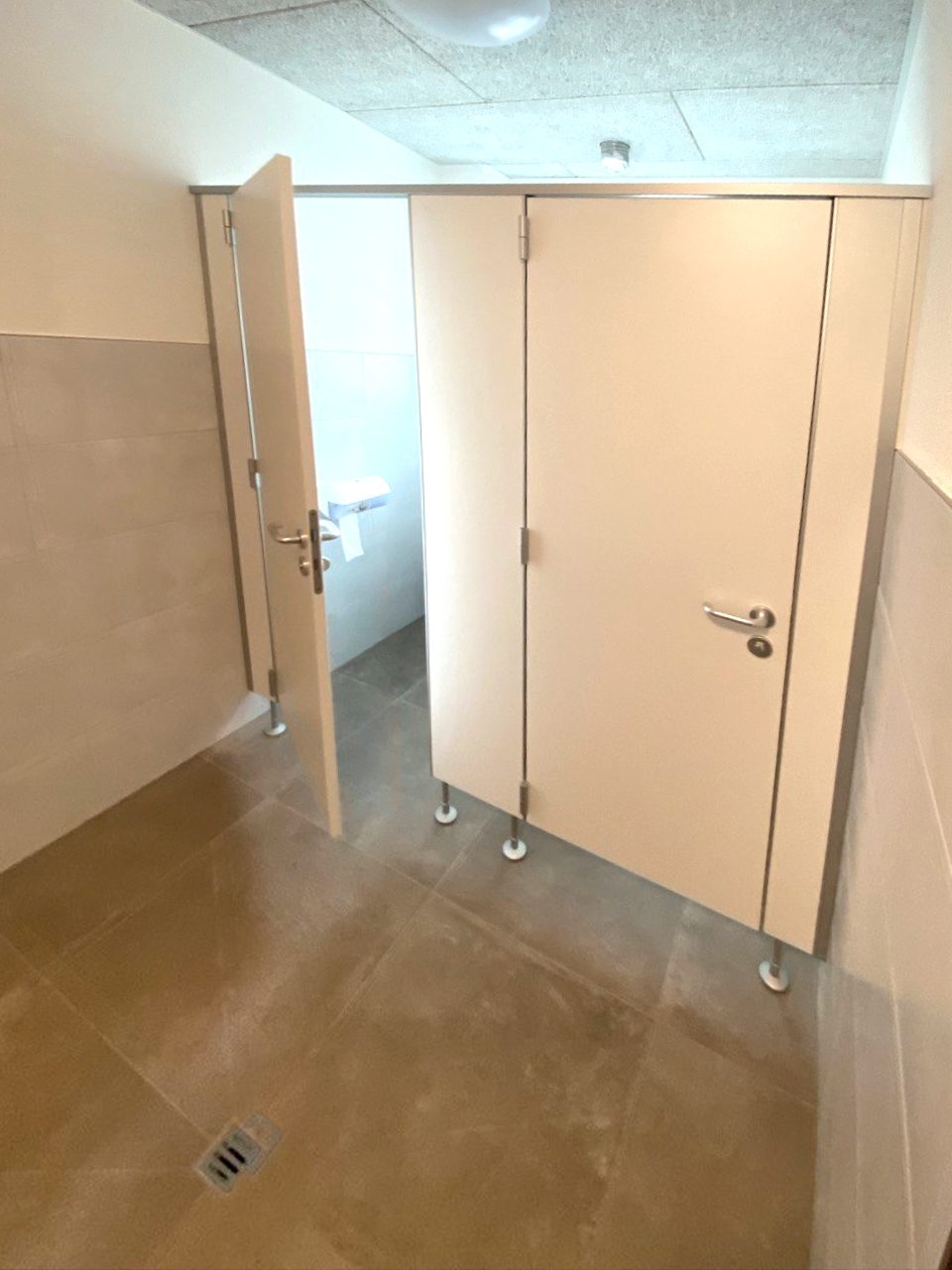 Geöffnete Kabinentür einer WC-Trennwand