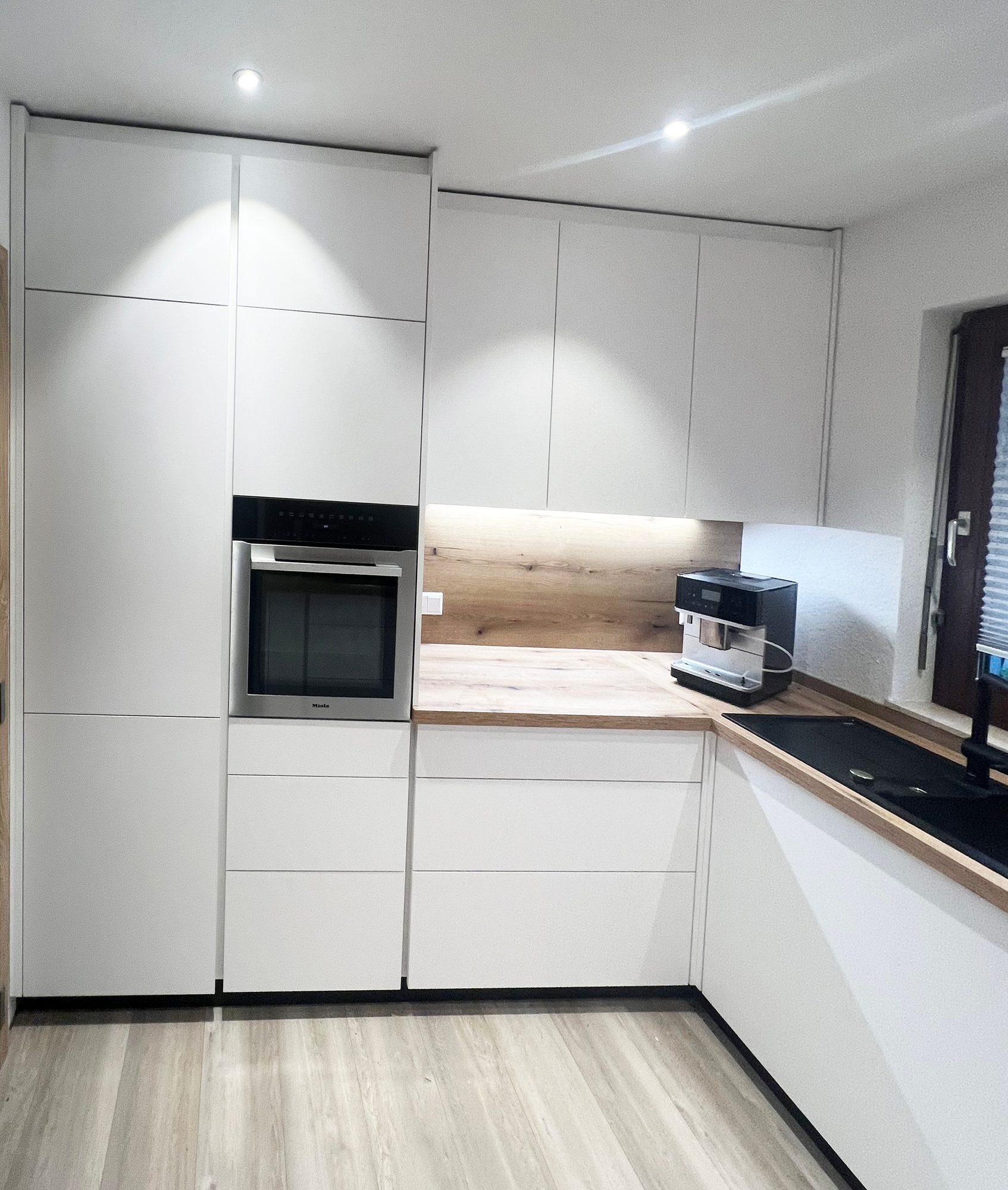 Hochschrankwand mit Backofen und beleuchteter Arbeitsfläche