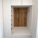 Weiße Schrankwand mit Garderobennische