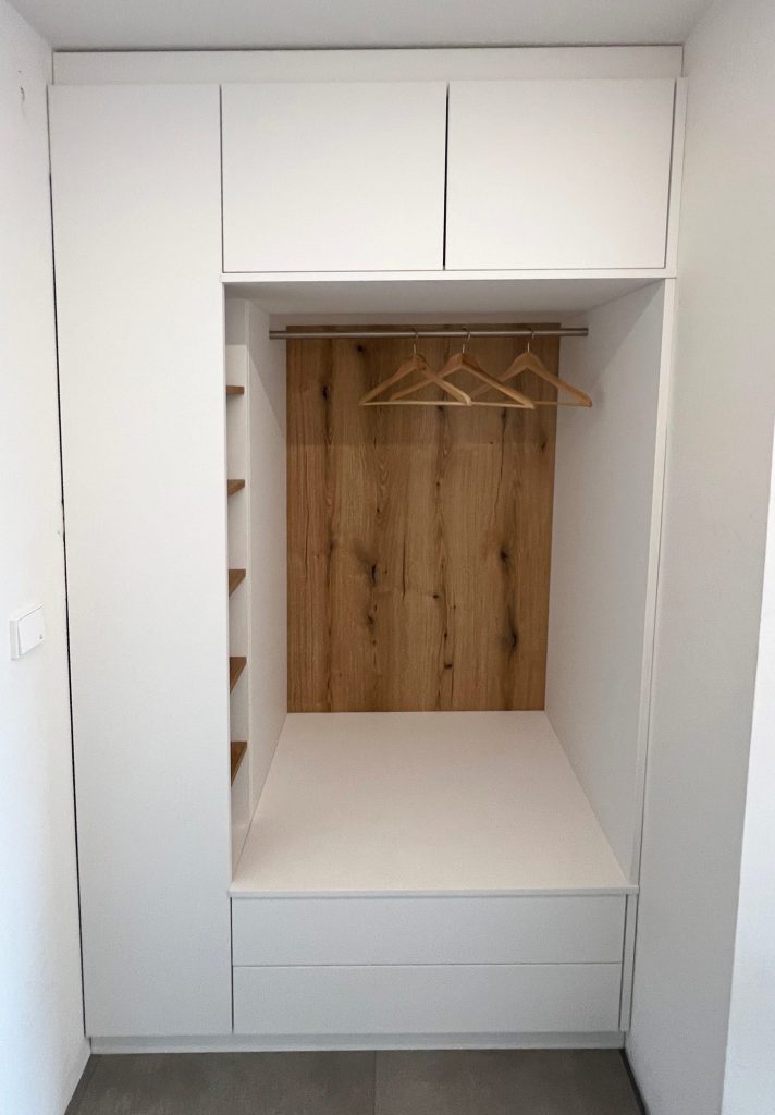 Weiße Schrankwand mit Garderobennische
