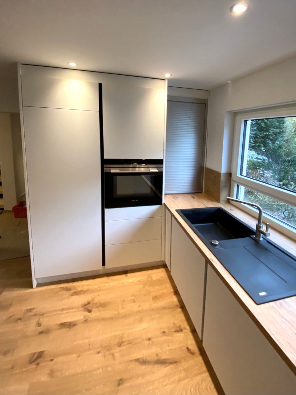 Hochschrank mit Backofen neben der Spüle