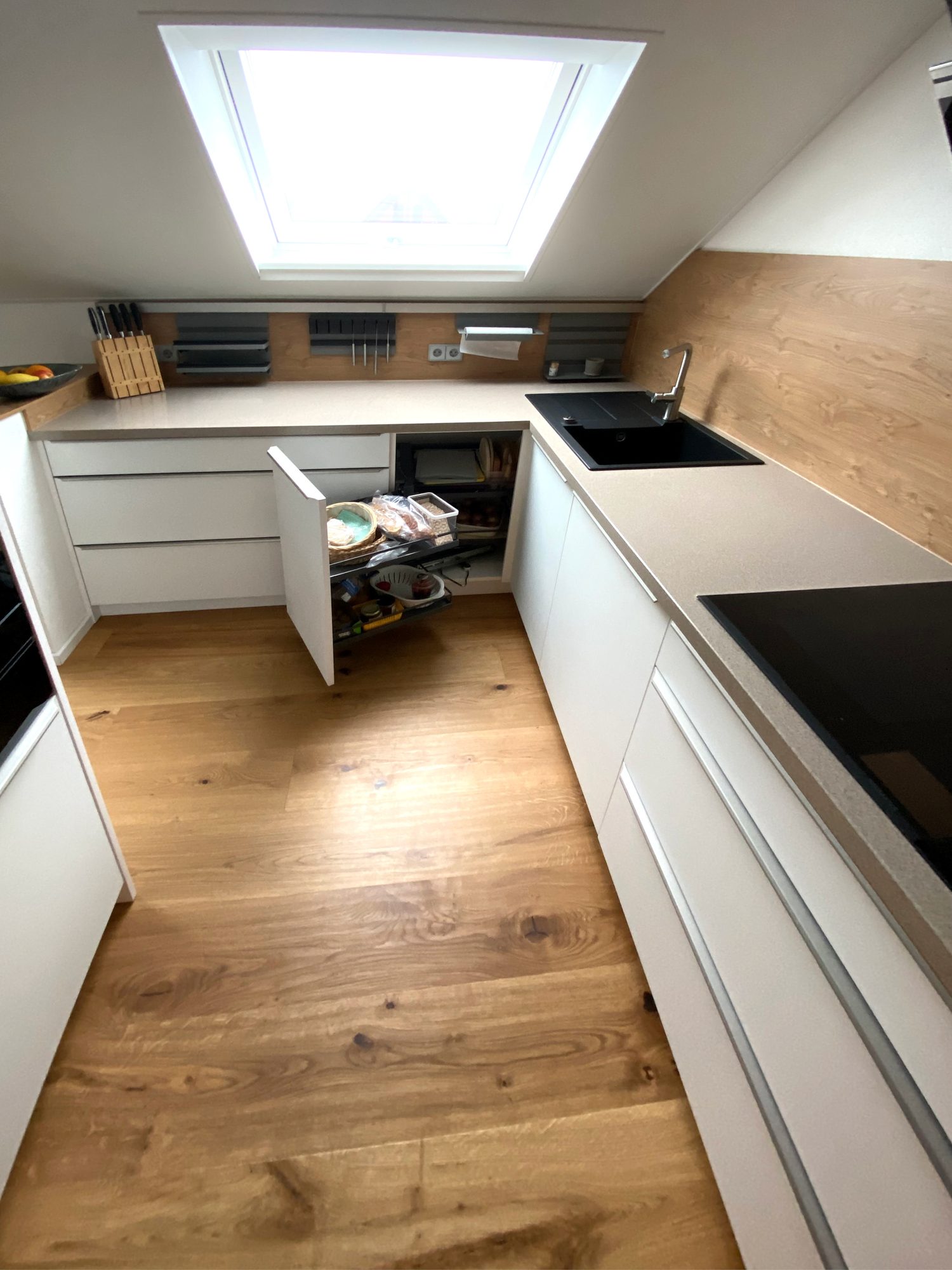 Eckschrank mit Schwenkauszug unter dem Dachfenster