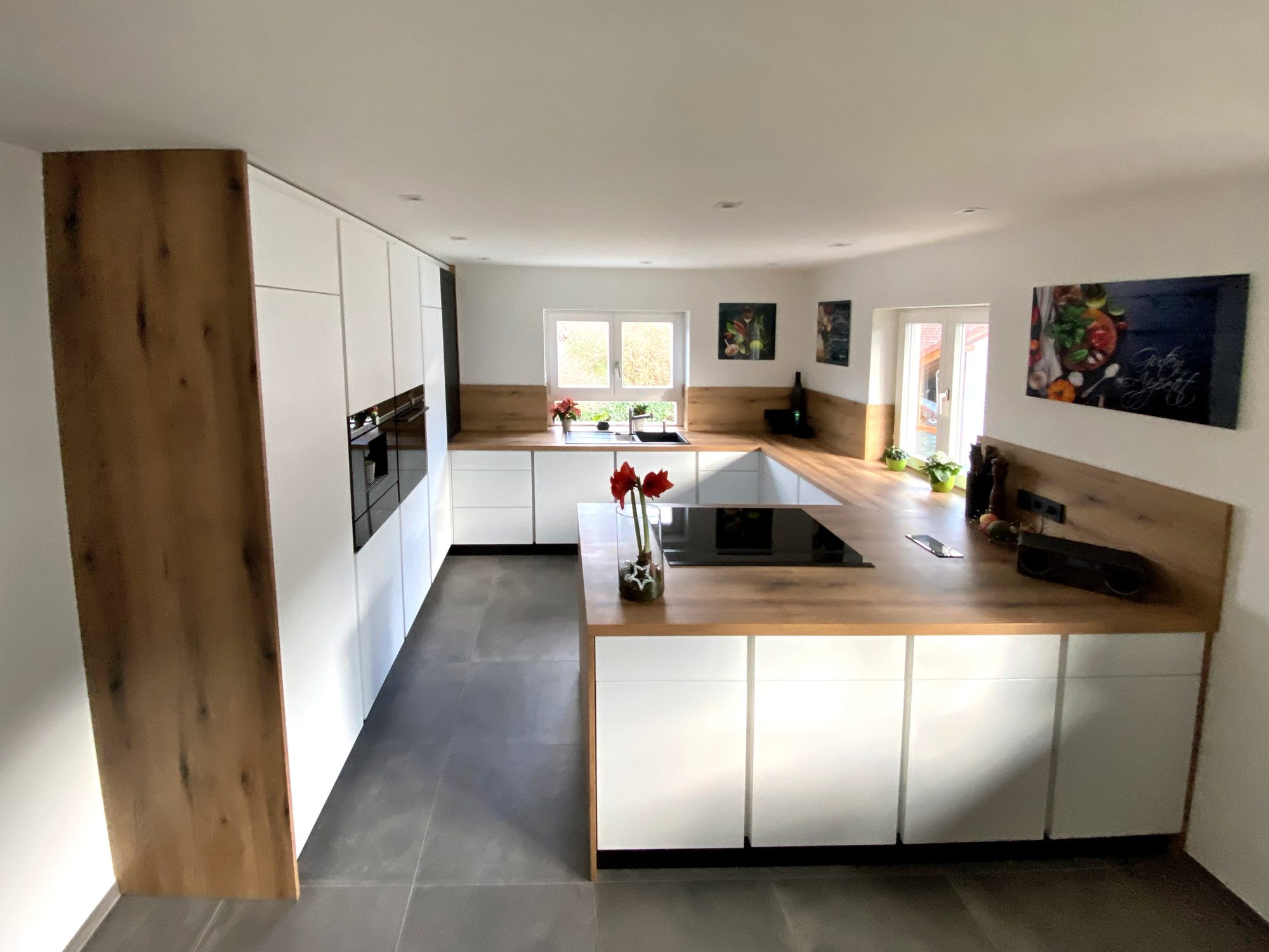 Weiße U-Küche mit Halbinsel und Verkleidung in Holzoptik