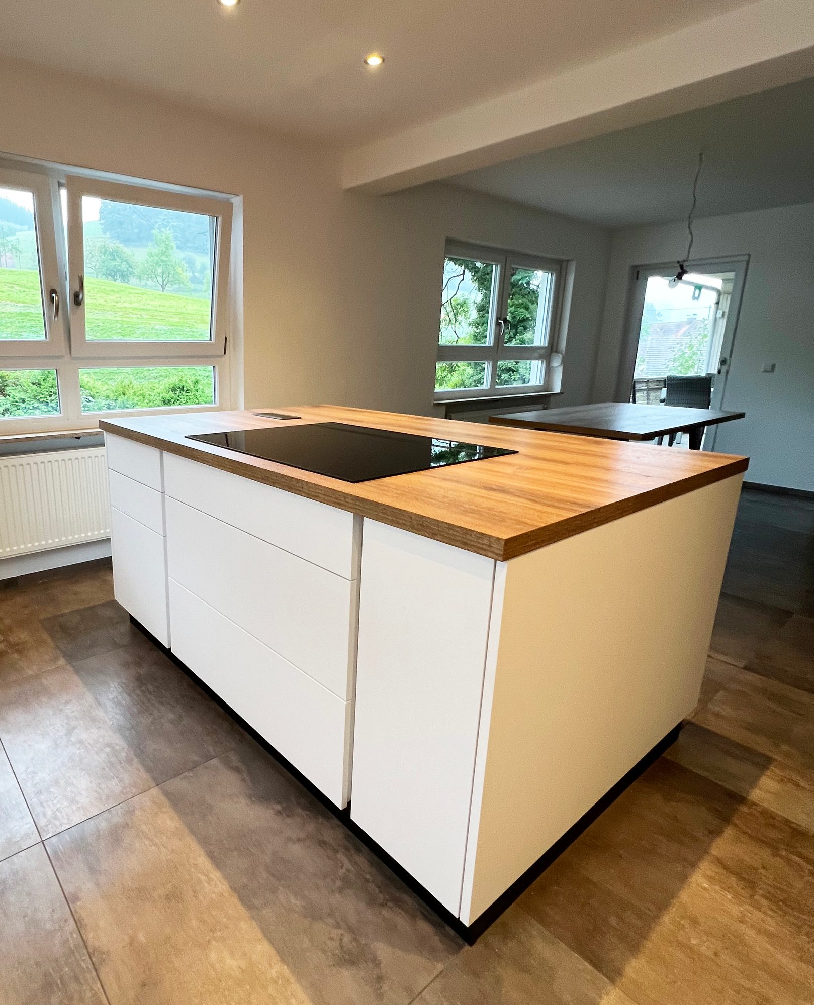 Kochinsel mit Blick in den Essbereich