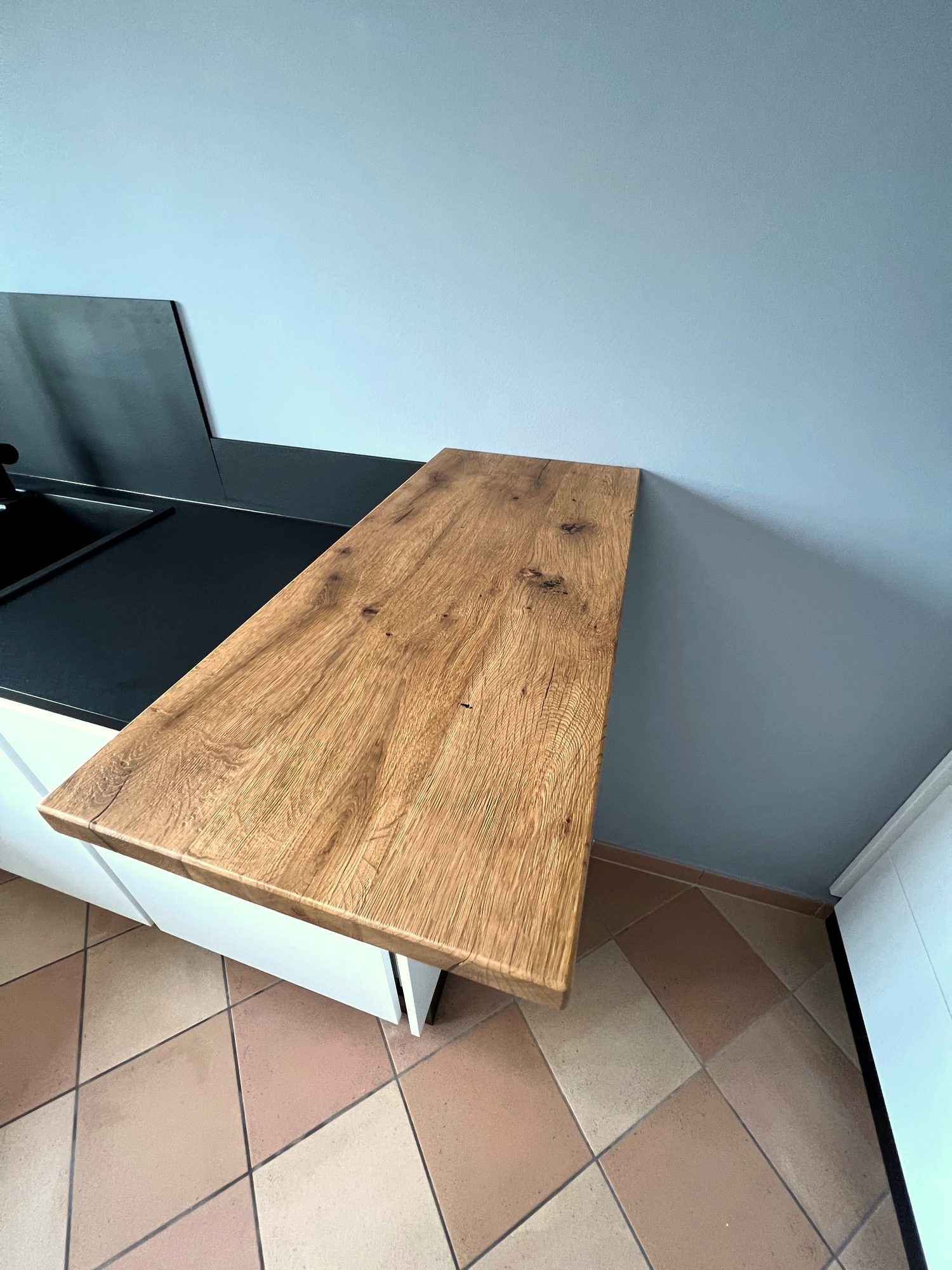 Theke aus einer kräftigen Holzplatte