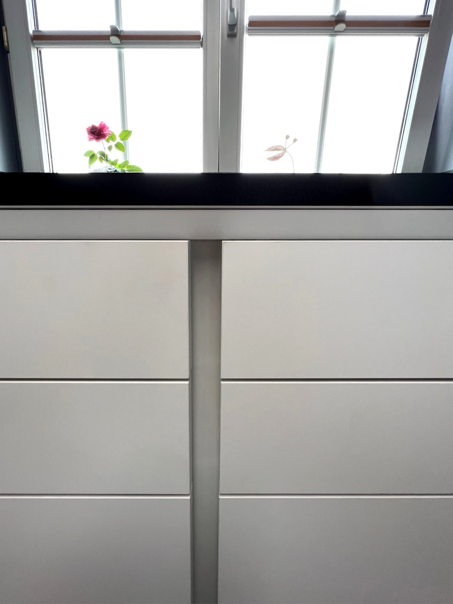 Grifflose weiße Fronten unter dem Fenster