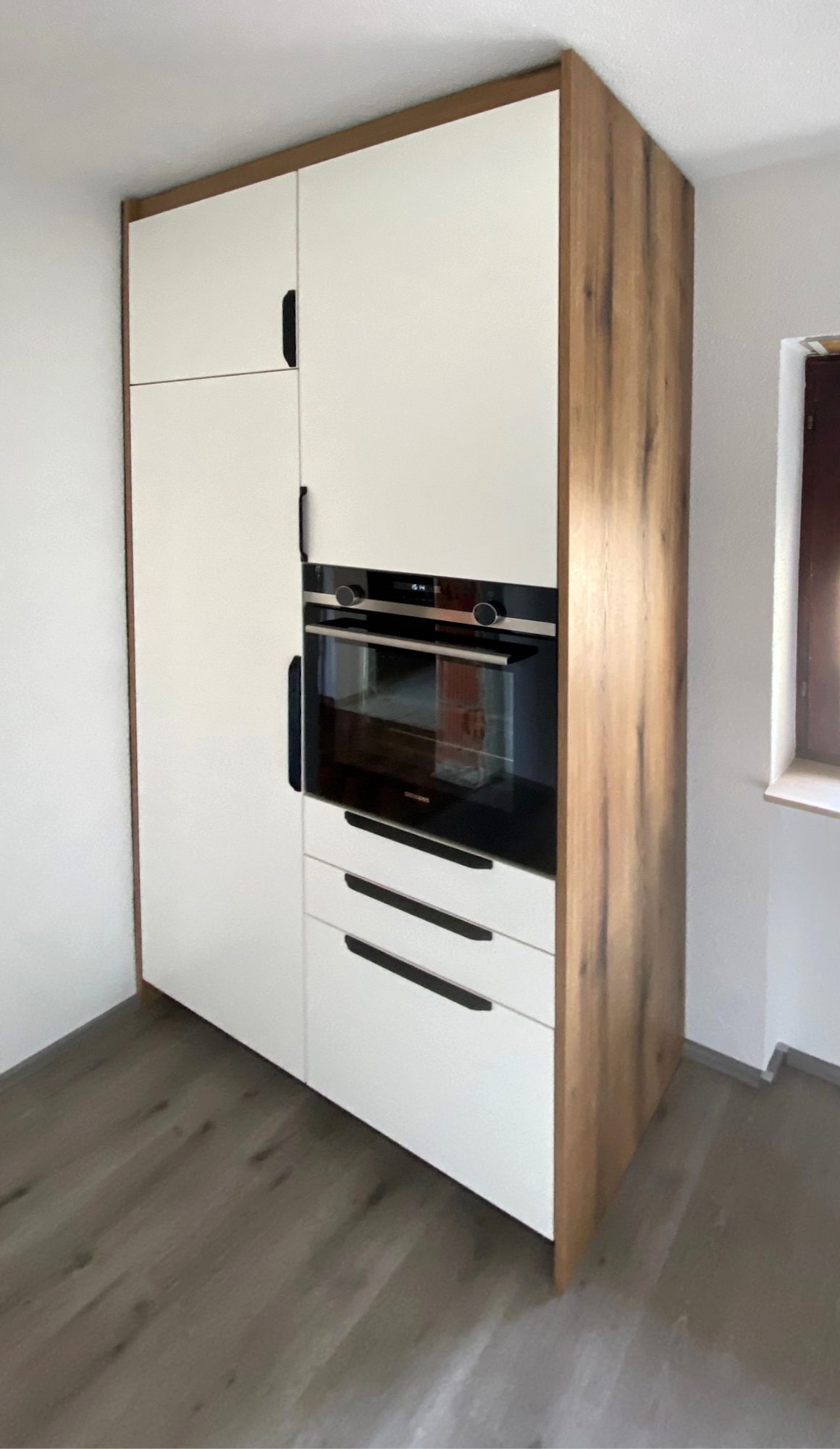Hochschrank mit Backofen und Wange in Holzoptik