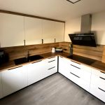 Weiße L-Küche mit Hängeschränken bis zur Decke