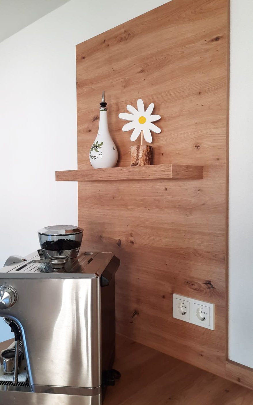 Wandverkleidung in Holzoptik mit Bord am Kaffeeplatz