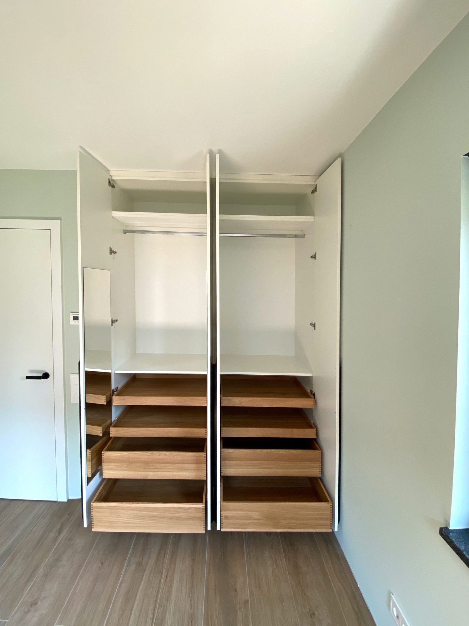 Geöffneter Schrank mit Schubkästen in Holzoptik