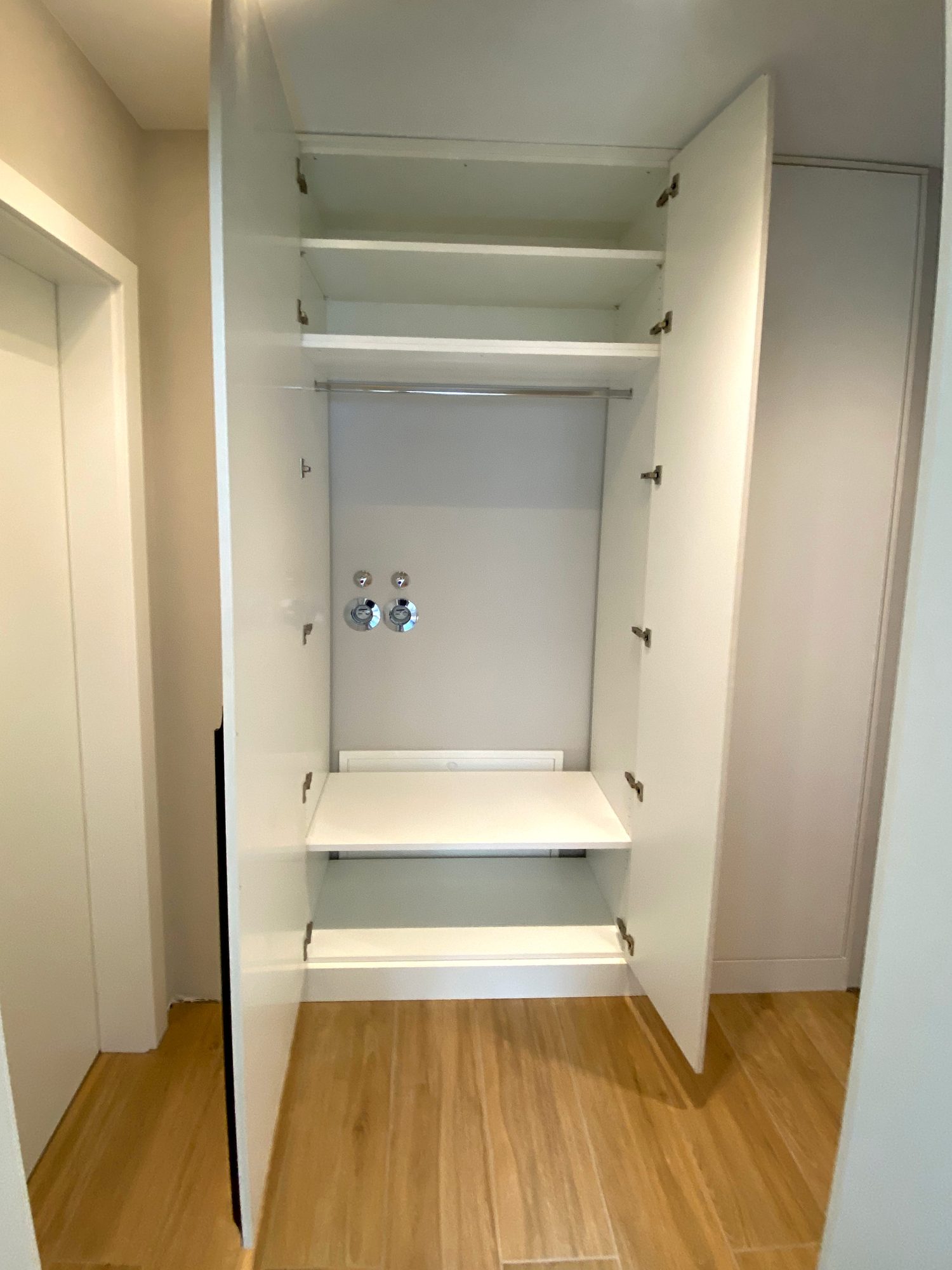 Geöffneter Schrank mit Fachböden
