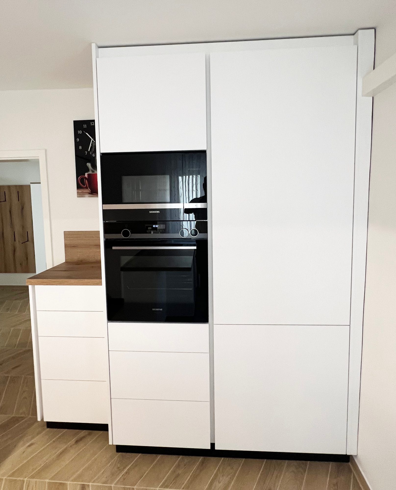 Hochschrank mit Backöfen neben einem schmalen Unterschrank