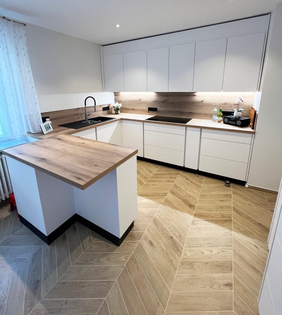 Weiße U-Küche mit Theke und Arbeitsplatte in Holzoptik
