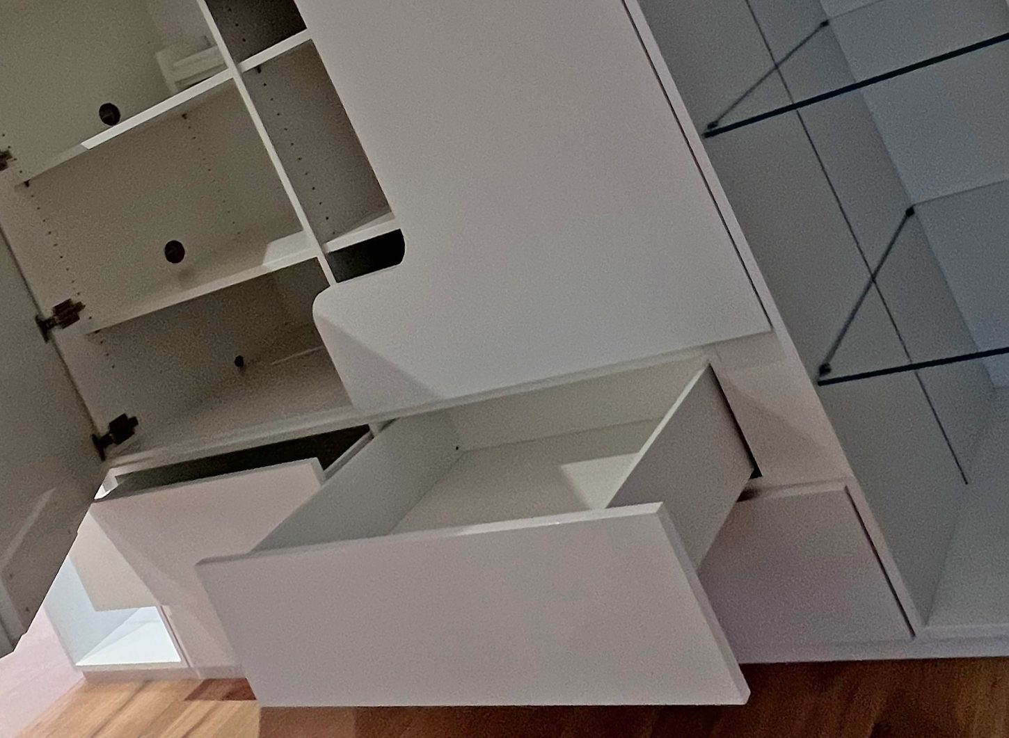 Wohnwand mit geöffneter Tür und Schubkasten