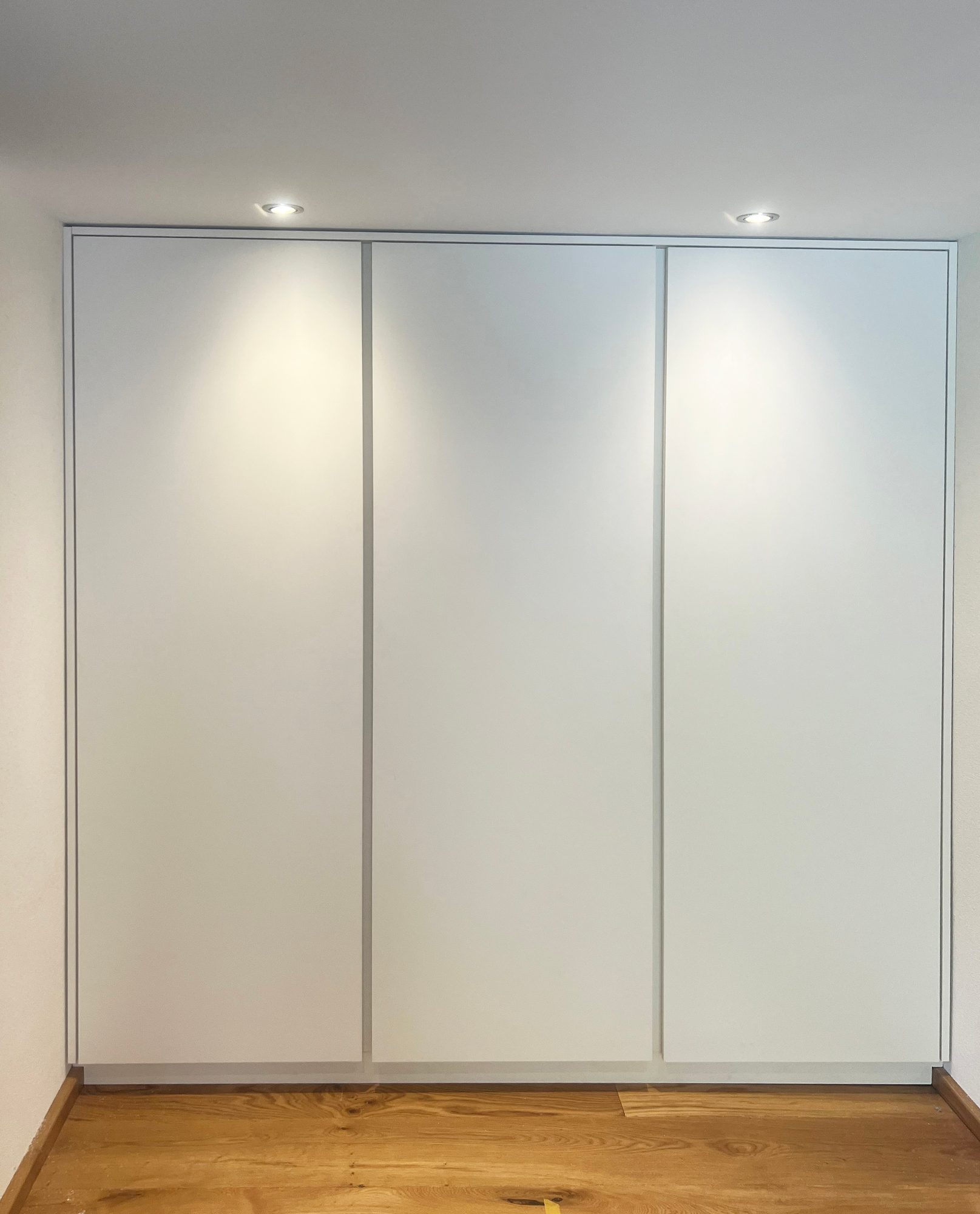 Geschlossener weißer Einbauschrank