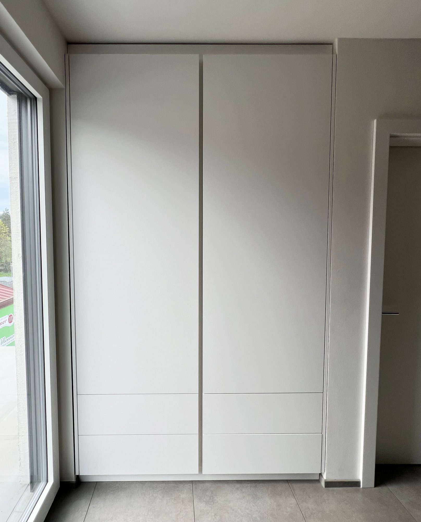 Geschlossener weißer Garderobenschrank
