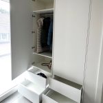 Garderobenschrank mit Kleiderstange und geöffneten Auszügen