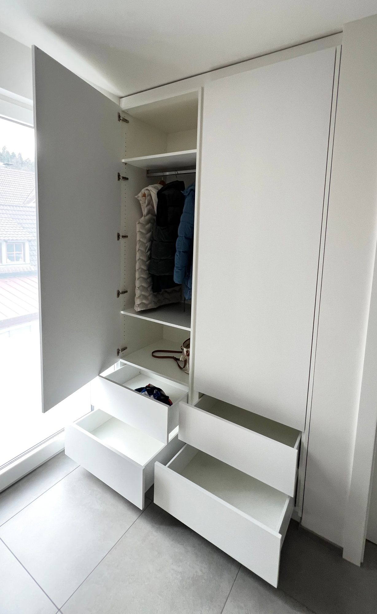 Garderobenschrank mit Kleiderstange und geöffneten Auszügen