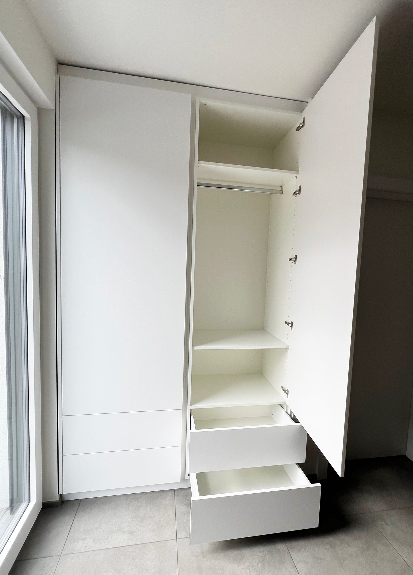 Geöffneter Schrank mit Fachböden und Auszügen