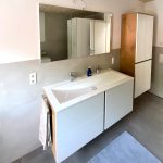 Weißer Waschtisch mit Spiegelschrank und Hochschrank