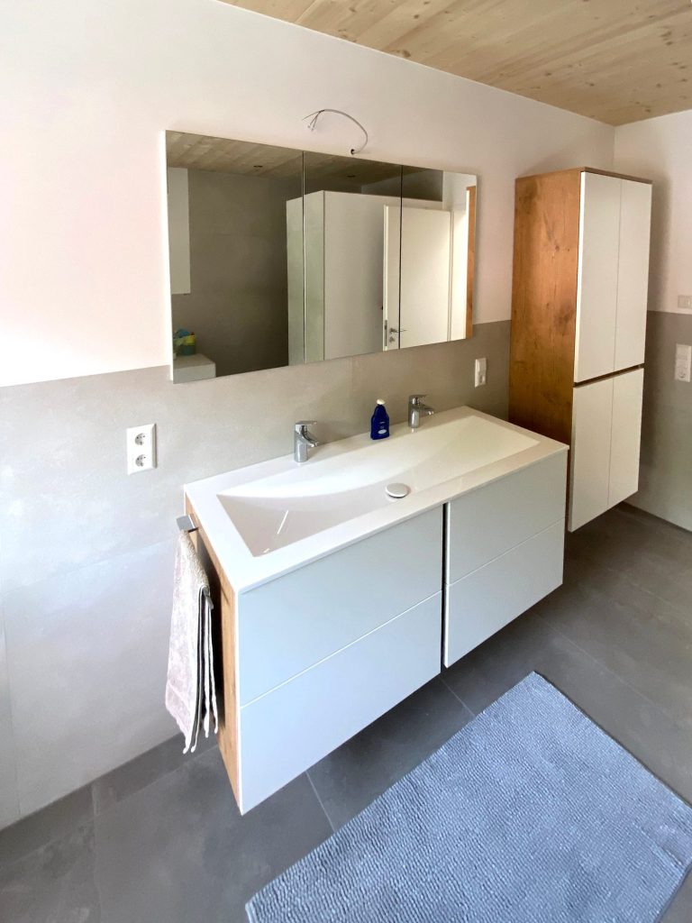 Weißer Waschtisch mit Spiegelschrank und Hochschrank