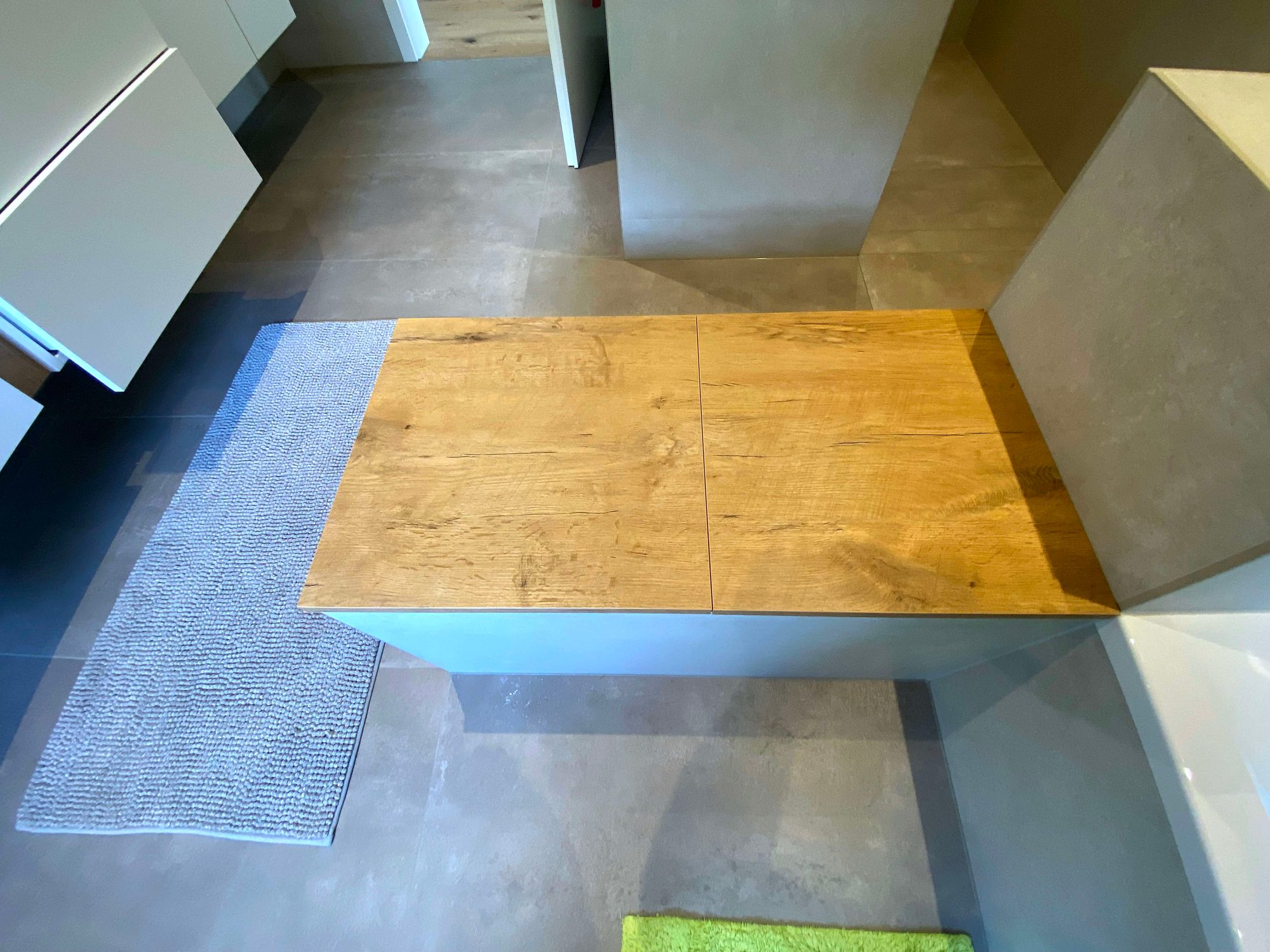 Sitzbank mit Deckplatte in Holzoptik