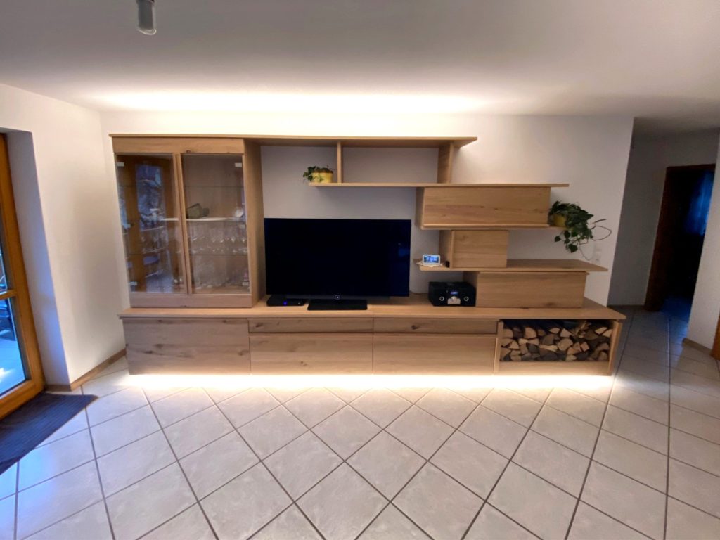 Wohnwand in Holzoptik mit Vitrine, Fernsehplatz und Holzfach