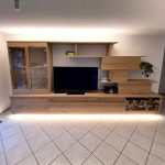 Wohnwand in Holzoptik mit Vitrine, Fernsehplatz und Holzfach