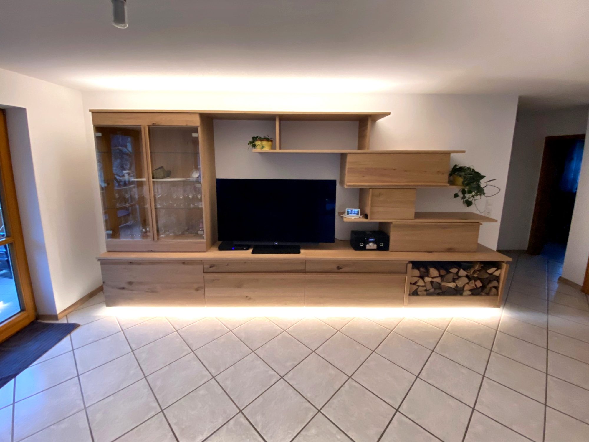 Wohnwand in Holzoptik mit Vitrine, Fernsehplatz und Holzfach