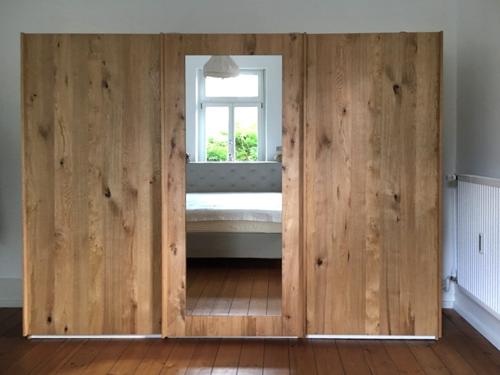 Schwebetürenschrank in Holzoptik mit Spiegel