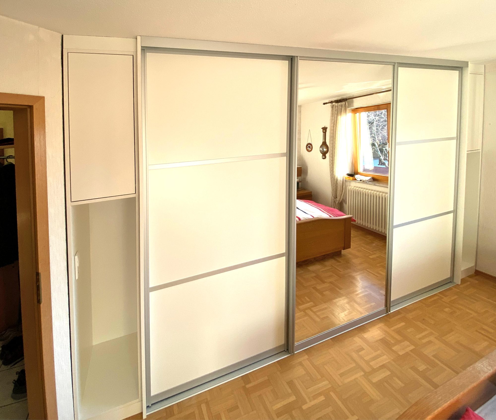 Weißer Schwebetürenschrank mit Spiegeltür