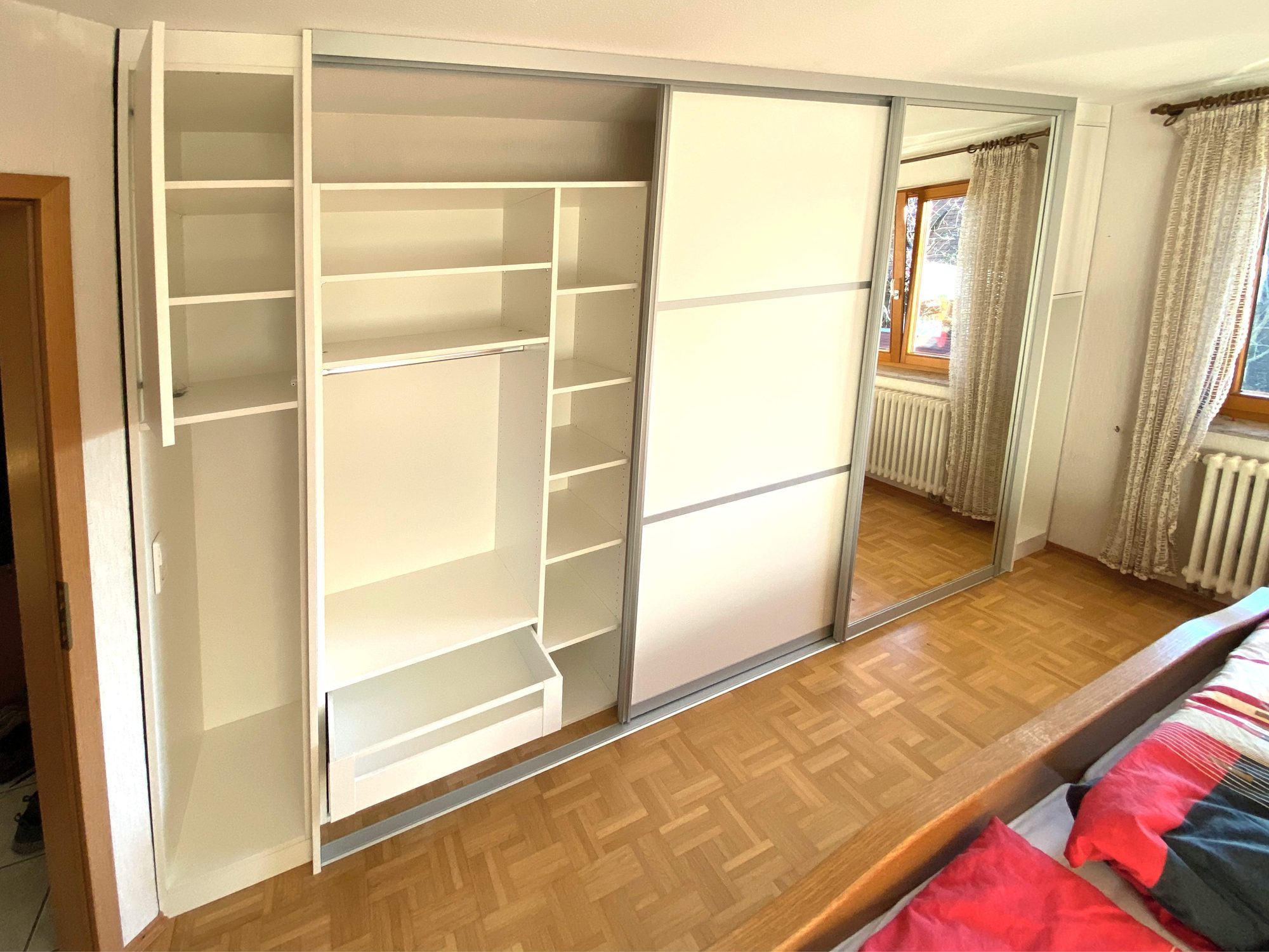 Geöffneter weißer Schrank mit Fächern